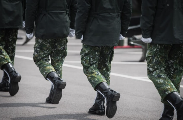 賠錢也要退伍？！台軍志願役官兵一年流失6700人