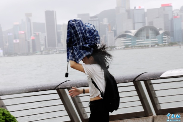 超強颱風“樺加沙”襲港 民眾海傍追風