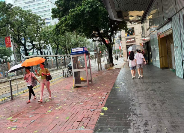 “樺加沙”下香港十號風球轉八號後的部分復常