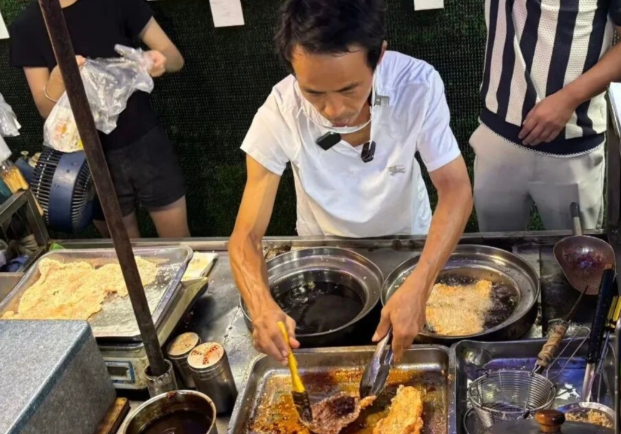 觀察：從市井小攤到網絡爆紅，“雞排主理人”為何被流量砸中？