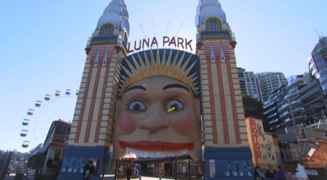 悉尼月神公園90周年：90位銀髮長者免費坐摩天輪