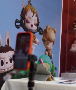 英國也直播賣Labubu？中國“雙十一”購物熱潮湧向全球市場