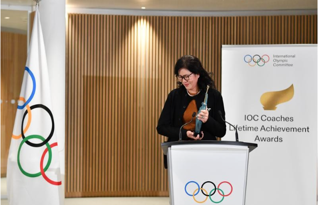中國女排前主教練郎平獲國際奧委會教練員終身成就獎