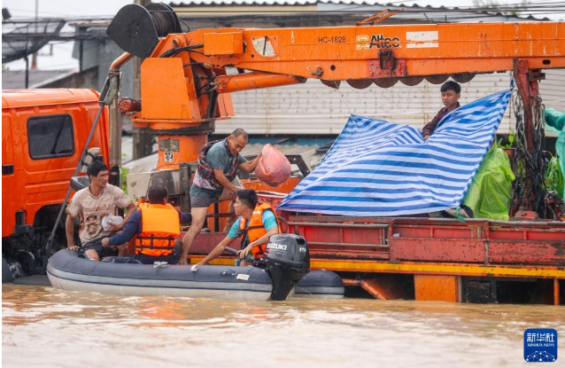 泰國南部醫院遭洪水圍困 重症病人被直升機緊急轉移