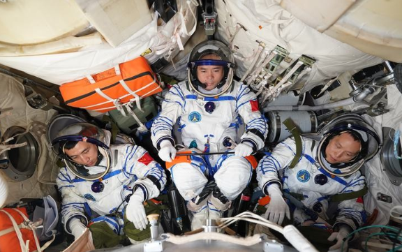 中國“神二十一”航天員乘組近日將擇機首 次出艙