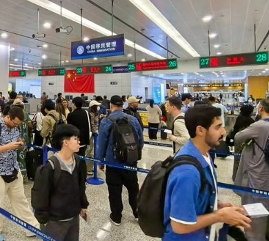 上海浦東機場迎來首 批加、英免簽入境旅客