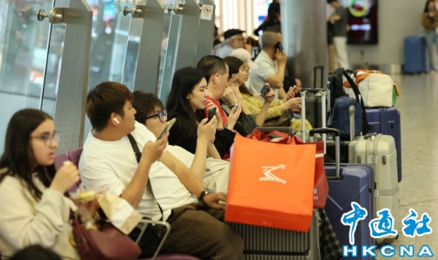 香港海陸空口岸迎返港返崗人潮