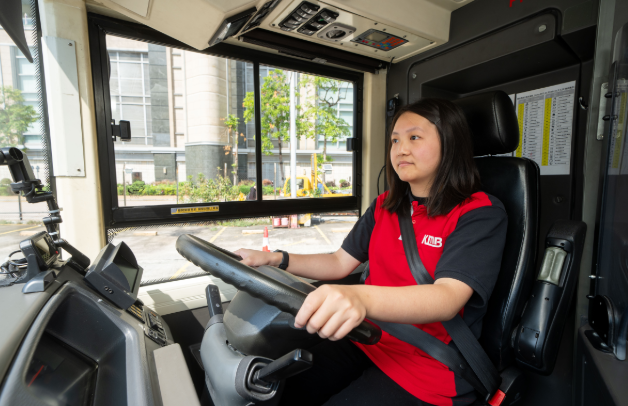 香港女性加入九巴車長和維修工等團隊盡展所長